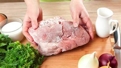 新買的鮮肉，別再直接放冰箱，多一樣食材一起冰，才不易壞