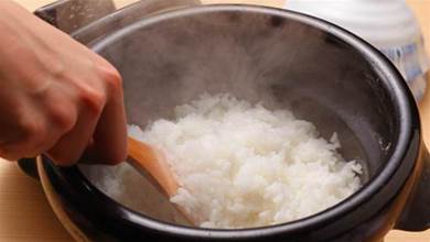 蒸米飯時，只加水就錯了，難怪你蒸的不香，多加兩樣，軟糯米香