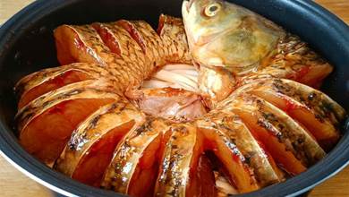 把一整條魚放進電鍋裡，頭一次見這種做法，魚肉出鍋後滿屋飄香