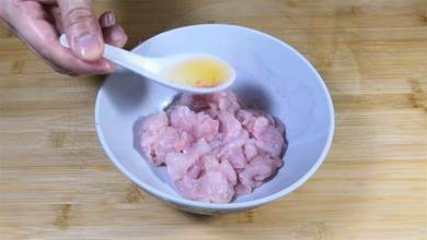 醃制豬肉放澱粉還是放蛋清？都不對，教你一個小方法，嫩滑如豆腐