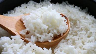 煮米飯時，不要直接加水就煮，掌握這3點，米飯粒粒分明，更香軟