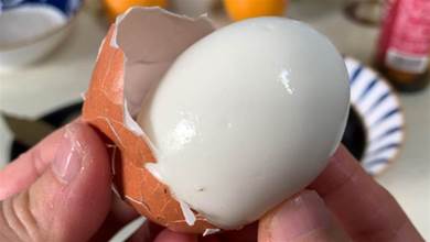 煮雞蛋，不能只用清水！掌握這1步，蛋殼一碰就掉，蛋黃嫩營養好