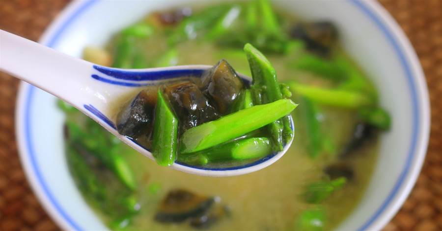 蘆筍做成湯，湯濃菜鮮，好喝營養不流失，做法超簡單