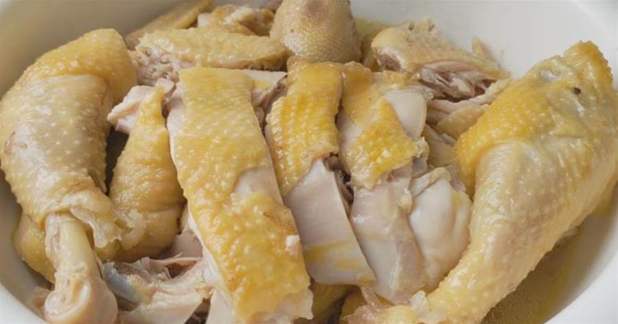 整雞這樣吃，一抹二醃三入鍋，教你客家鹽水雞，鹹香獨特