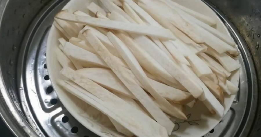 杏鮑菇放到鍋中蒸一蒸，第一次見這種做法，比紅燒肉好吃，太香了