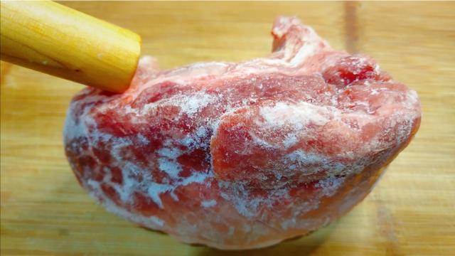 解凍肉切記不要直接用水泡，肉店老闆教我一招，吃起來跟鮮肉一樣！