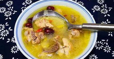 燉雞湯，雞肉要不要焯水？牢記3個技巧，肉嫩湯鮮，金黃油亮不腥