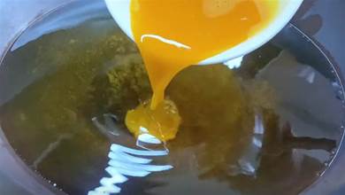 1碗蛋液倒進滾燙的熱油里，秒變一道特色美食，一周5次吃不膩
