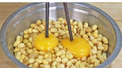 黃豆別打豆漿了，加2個雞蛋，簡單一做，沒想到這麼好吃
