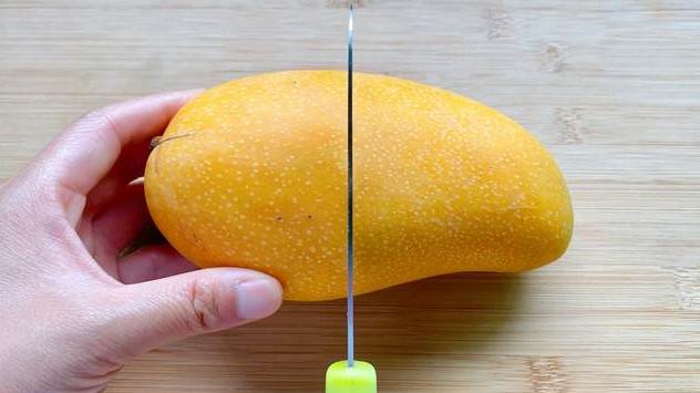 今天才知道，芒果中間切一刀，吃芒果時不髒手流汁，真是太方便了