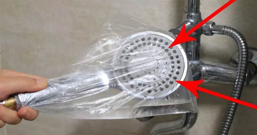 淋浴噴頭堵了不用花錢買，教你一招，只要一個塑料袋就能輕松解決