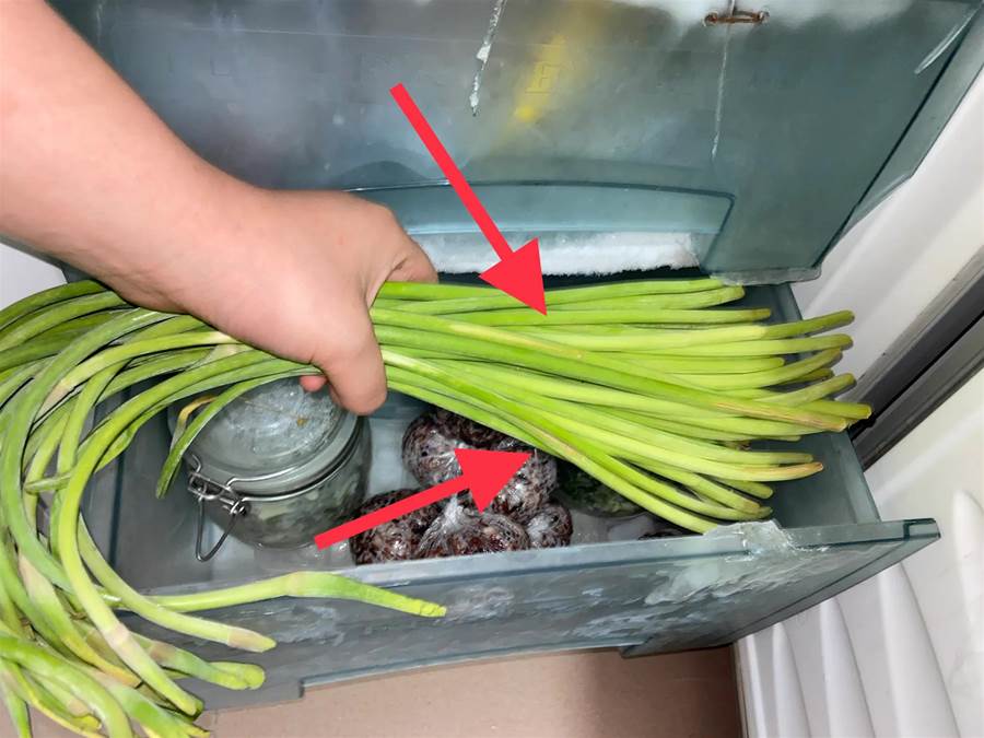 把蒜苔放冰箱冷凍保存，簡單2步放一年都不壞，跟新鮮的一樣