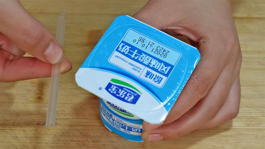 今天才知道，酸奶的吸管上有個小機關，作用真厲害，簡單又實用