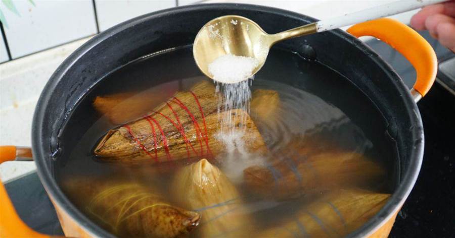 煮粽子，別直接丟入鍋中煮，掌握3個竅門，煮出的粽子軟糯更好吃