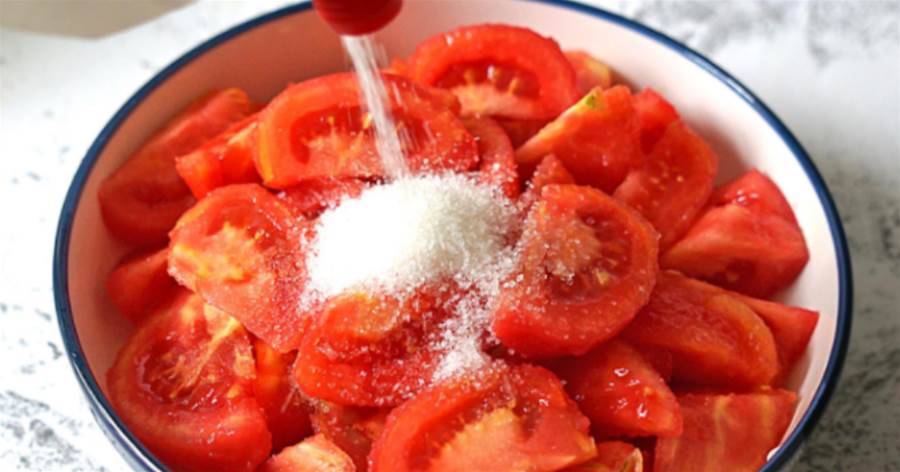 涼拌西紅柿，別只會放白糖！這一步很關鍵，30年大廚教你正確方法