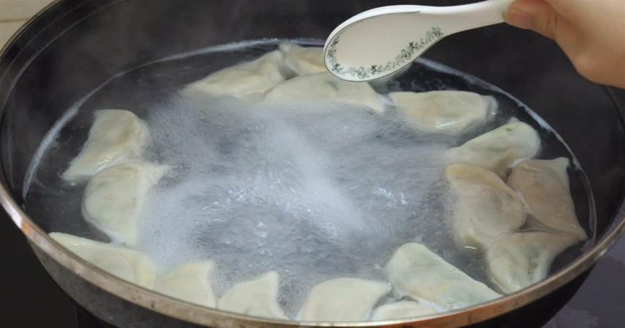 煮餃子時，蓋蓋煮還是不蓋蓋？很多人做錯了，難怪餃子發粘又破皮