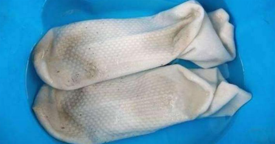 白色襪子穿臟了難清洗，用這種水泡一泡，襪子立馬干凈如新又柔軟
