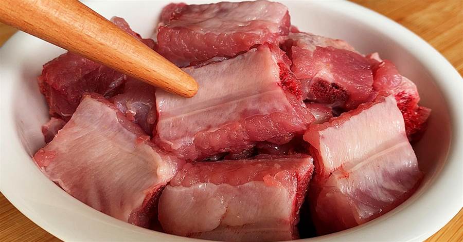 煮豬肉燉排骨萬能定式：牢記「1放3不放」！肉香十足味道正，沒腥味