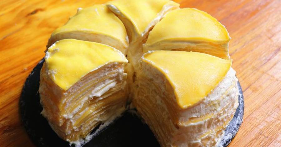 蛋糕店幾百塊錢的榴蓮千層，在家不用烤箱也可以做，外皮柔軟，夾層香甜細膩