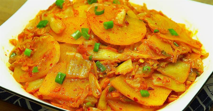 原來辣白菜炒土豆片這麼做更好吃，酸甜香辣做法簡單，吃一口就會愛上