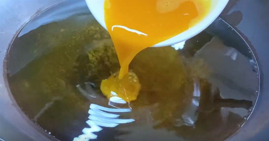 1碗蛋液倒進滾燙的熱油里，秒變一道特色美食，一周5次吃不膩