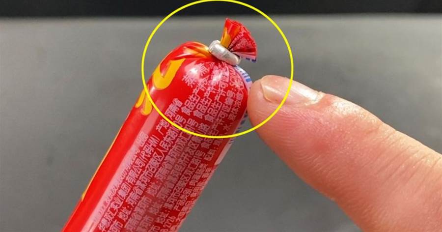 原來香腸鋁環下藏著一個「小機關」，輕輕一拉完整打開，簡單實用