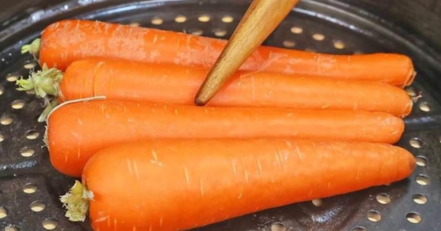 胡蘿卜不要燉著吃了，放鍋里蒸一蒸，營養下飯又解饞，比肉還香