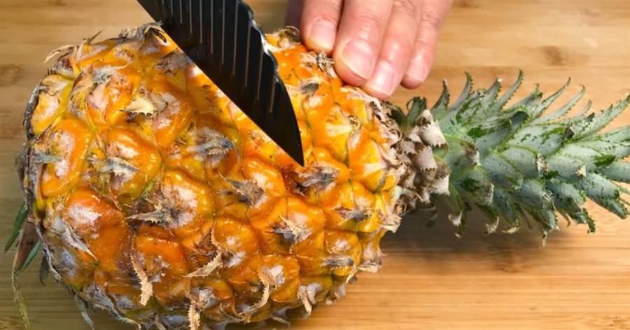 這才是切菠蘿的正確方法，60秒切一個簡單不臟手，實在太有創意了