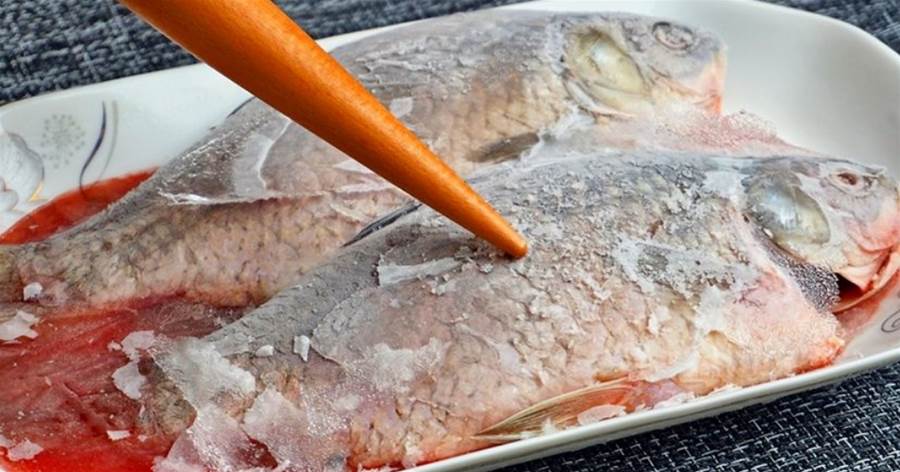不管解凍什麼魚，切記別用水泡，教你一招快速解凍，跟新鮮魚一樣