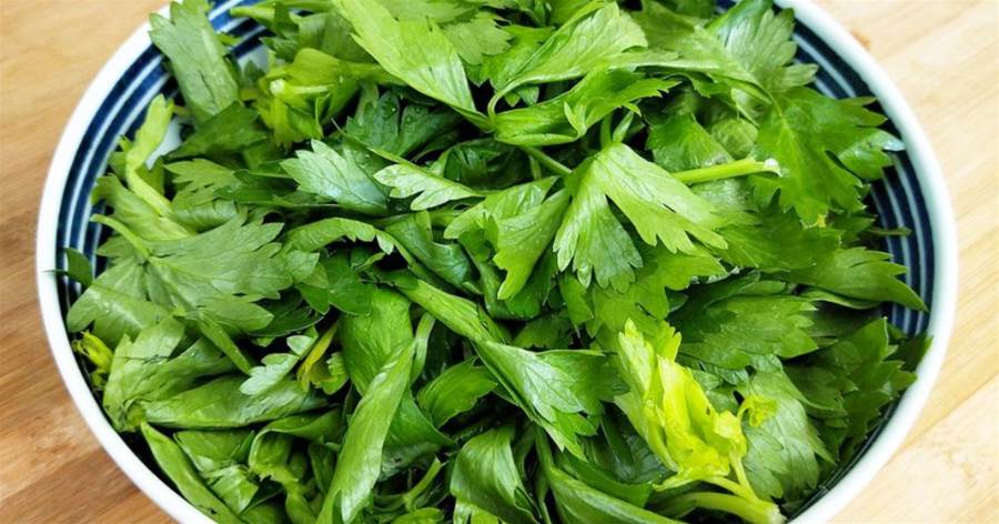 我家「芹菜葉子」從來不扔，不炒也不涼拌，軟糯清香，出鍋都搶著吃
