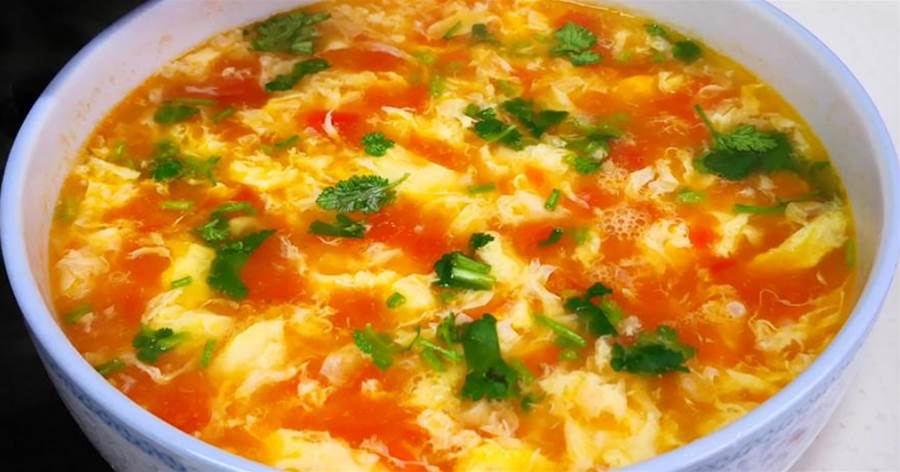 做蛋花湯，最「忌諱」水開直接倒蛋液，多加1樣，蛋花均勻湯更香
