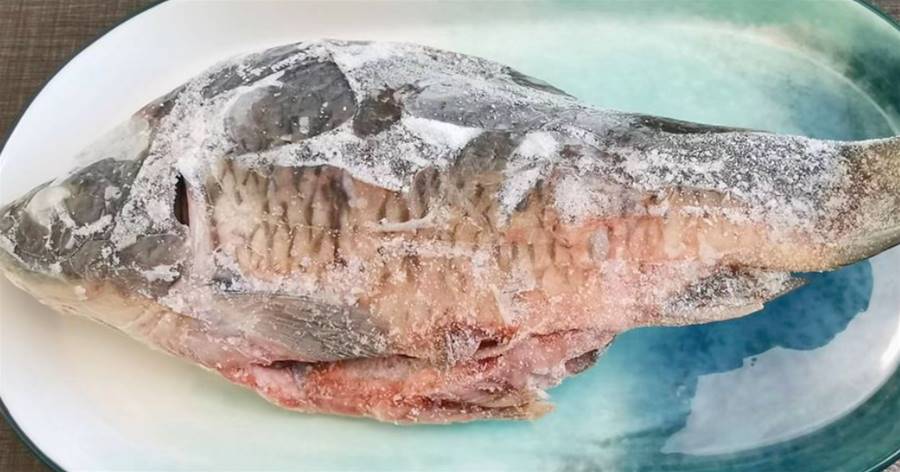 凍魚自然解凍易滋生細菌，用熱水又破壞味道，教你兩全其美的方法