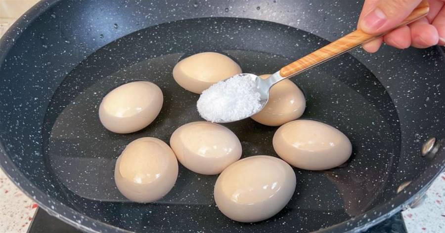 煮雞蛋時，只用清水就錯了，多加這一步，殼輕輕一拉就掉，真實用
