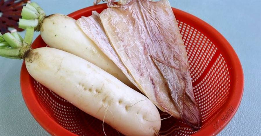 冬季多吃蘿卜，加2個魷魚這樣做，我家孩子點名要吃，好吃又下飯