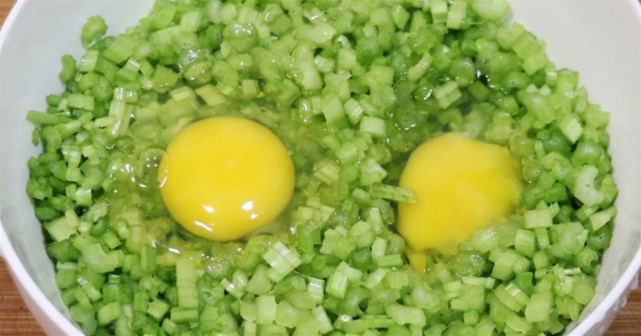 芹菜不要炒著吃了，打2個雞蛋，筷子一攪，比肉還香，營養又解饞