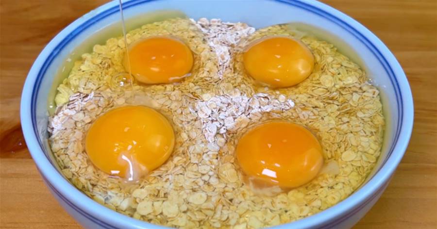 麥片里加4個雞蛋，不煮飯不熬粥，簡單味美又解饞，出鍋老公吃得比肉香