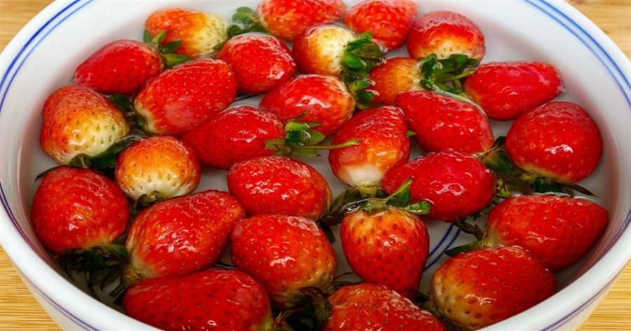 草莓用鹽水清水洗等于吃蟲卵，水果店老闆我一招，洗的干凈吃著安心