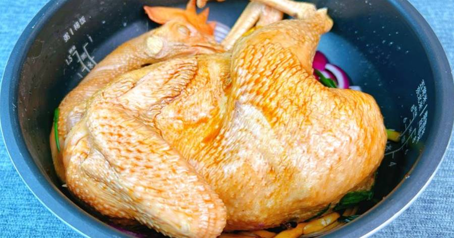 把一整只雞扔進電飯鍋中，不加1滴水1滴油，30分鐘后比紅燒肉還香