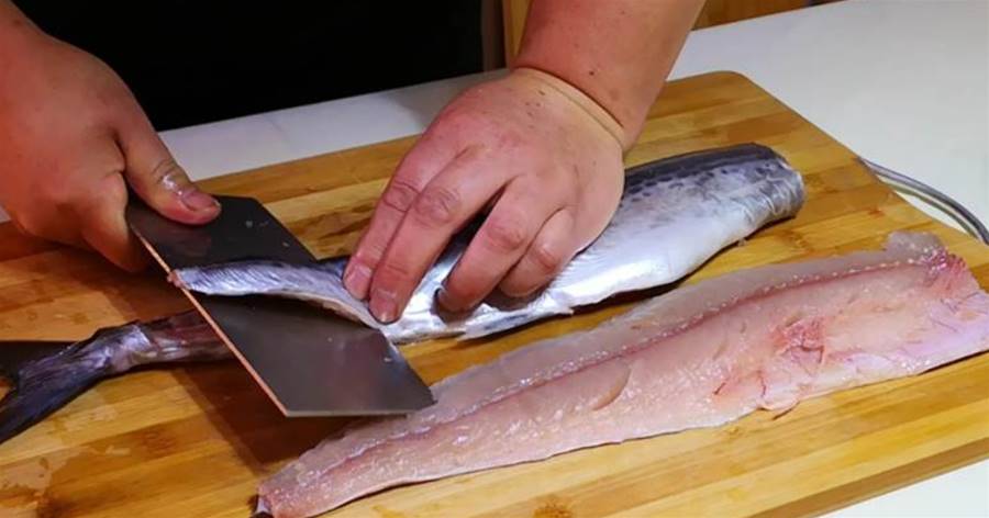 碰到此魚別手軟，買上10斤去刺剁細，放冰箱凍起來，隨吃隨取特省事
