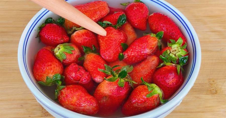 洗草莓時，有人用鹽，有人用面粉？果農教你正確做法，吃得放心