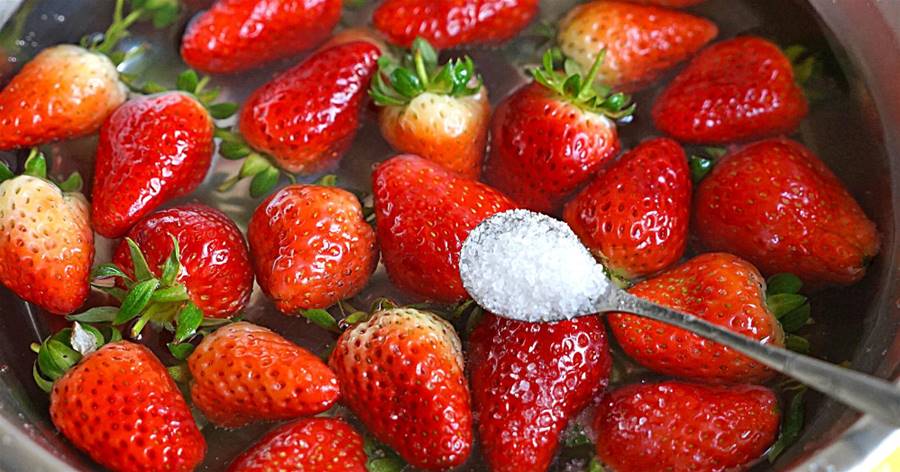 洗草莓時，用鹽和面就錯了！果農大爺：教你正確方法，個個紅潤甜