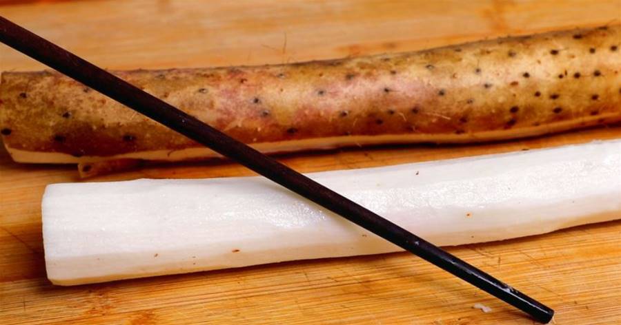 原來山藥去皮這麼簡單，一根筷子就能搞定！手不癢也不粘，真實用